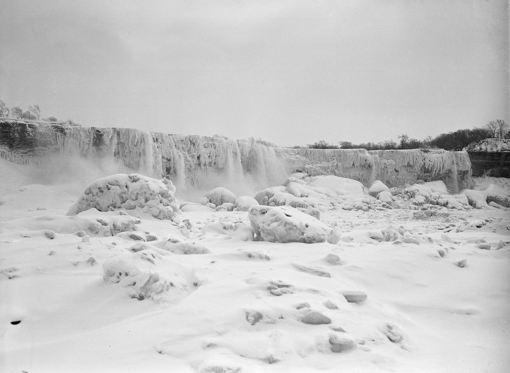 1947: Frozen Niagara Falls